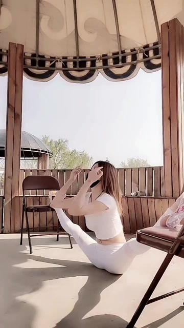 美女大秀一字马,看到这一幕,绝对的练家子!