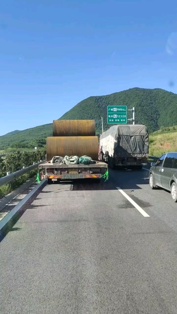 两台大货车高速公路并排行驶,后面压好多车,你们要干什么?