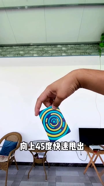 回旋飞牌魔术教程:原来这么简单,泡妞必学小魔术!