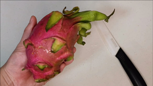 火龙果可以这样切,只需3刀,完整剥出整个火龙果,快试试