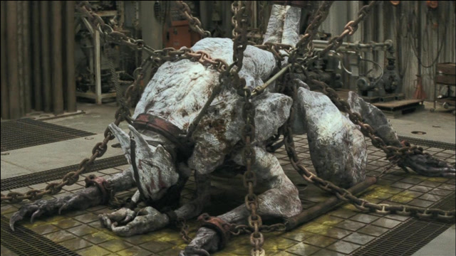 人类活捉异形女王,18根铁链栓不住,上万异形摧毁人类家园