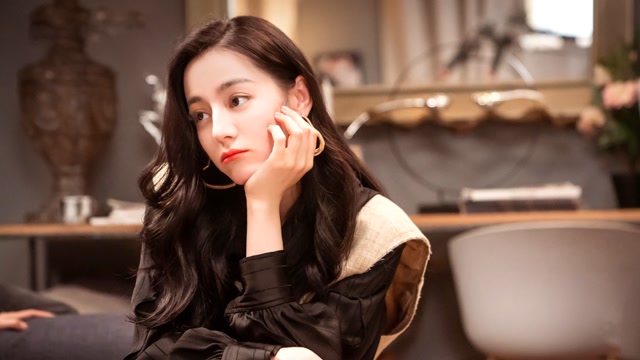 迪丽热巴舔颜向混剪,现代装造型太带感,可女王可甜妹#《你是我的荣耀