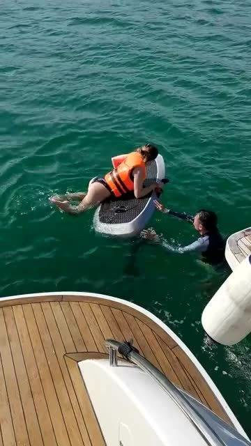 外国美女教你游泳新姿势!眼前这一幕,成功把我逗笑了!