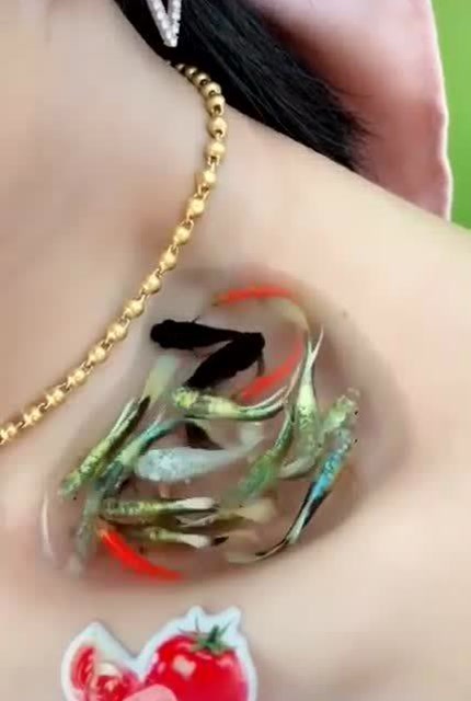 妹子这是有多瘦?锁骨里面养鱼,我还是第一次见!