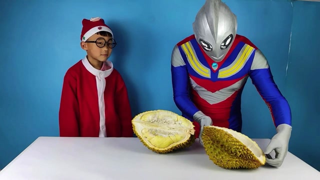 小泽的榴莲打不开,变出真人奥特曼帮他打开,臭榴莲吃起来却很香!