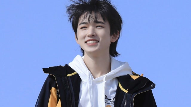 宋亚轩自己撩头发乱成小鸡的窝,当被风吹乱头发时帅得更别致!