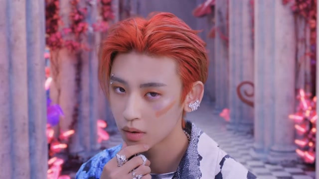 小鬼王琳凯广告大片粉色大背头造型摩登装扮亮眼配饰酷感十足