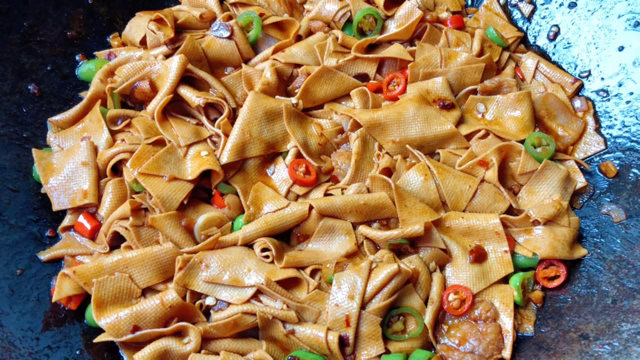 厨师长教你黄焖豆皮的家常做法,步骤详细,鲜香微辣滑嫩入味,下酒又下