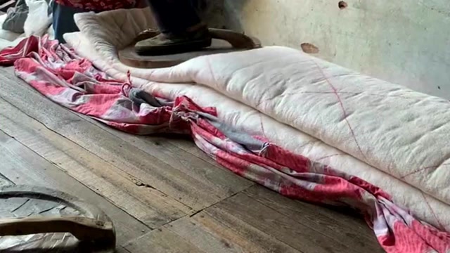 小时候大叔做棉被我就坐在磨盘上玩,一晃二十多年过去了,他头发都白了