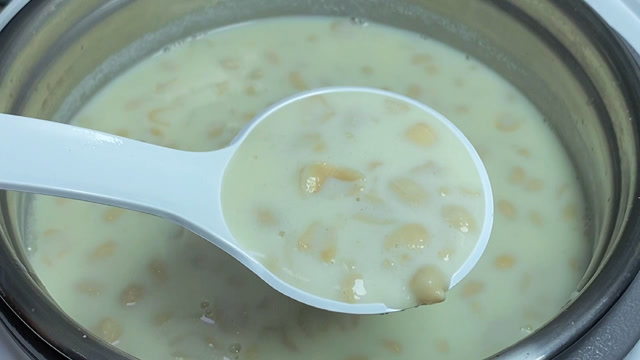 教你在家做传统风味福建花生汤,做法详细简单,奶白软糯香甜好吃