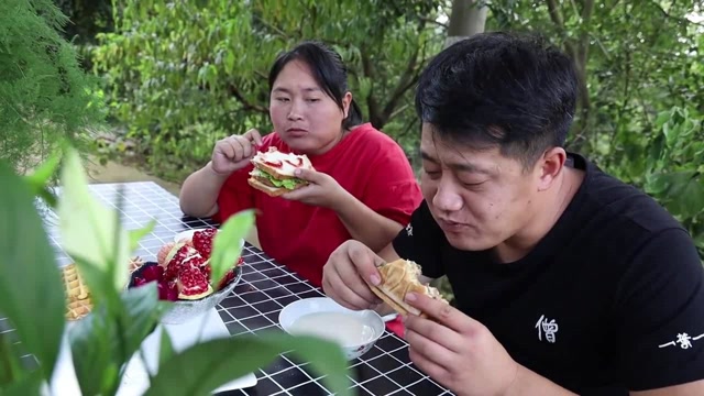 胖妹做牛排三明治当早餐,吃着美滋滋真是太痛快了啊