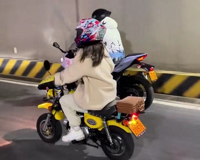 闺蜜不听劝喜欢爱骑摩托车,结果悲剧就发生了,你还是骑小的吧?