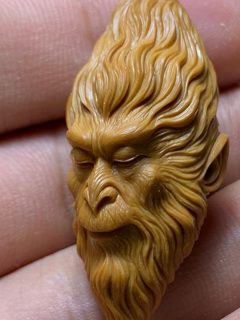 盛京鲁宝斋出品,鲁俊雕刻,纯手工橄榄核雕美猴王.