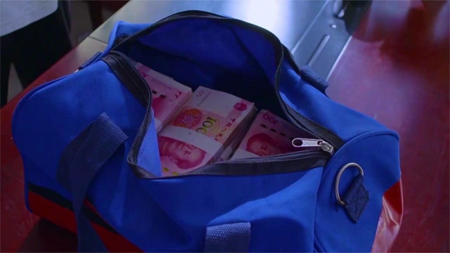 村民要村长蹲大牢,不料村长亲爹拿来一包钱,立马变脸了