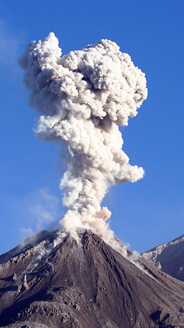 印尼塞梅鲁火山喷发浓烟高达1.2万米,当地人跑着逃离家园