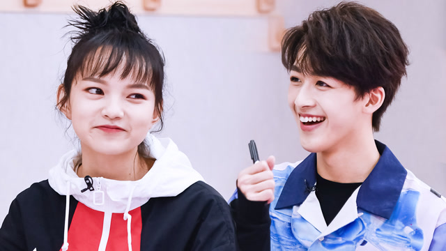 《明日之子》兰西雅何洛洛电话亭初见面,耿直女孩兰西雅上线!