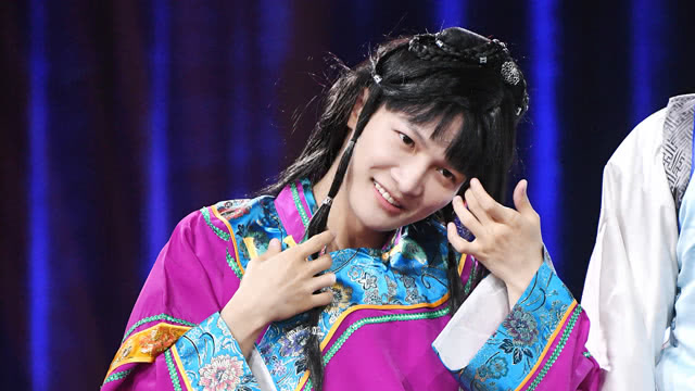 周深戴假发扮格格,一甩头笑场了