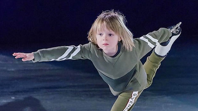 普鲁申科幼子萨沙花滑训练视频,8岁小正太萌酷范十足