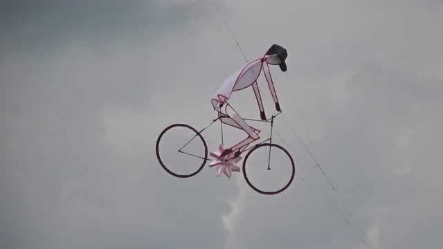 听着音乐竟然感动到!骑自行车的风筝
