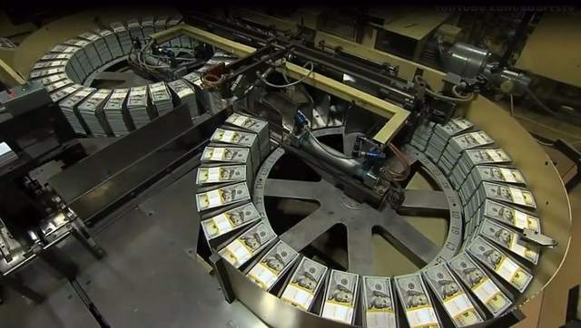 印钞公司印刷100美元面值纸币的生产流水线