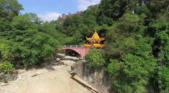 信宜半月岩-被列入信宜八景之"半月烟雨&quot