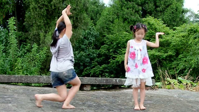 厉害了赤脚乡村小女孩跳神曲舞蹈绝对没有人看过