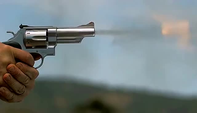 枪械慢镜头,44马格南左轮射击弹道凝胶后效果