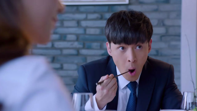 胡歌陪一桌学霸吃饭,插不上嘴只能埋头苦吃