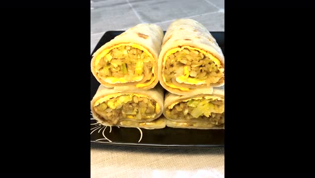 大饼卷鸡蛋 美味又好吃