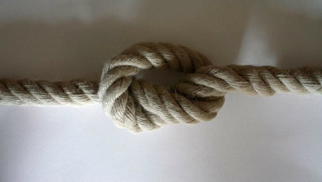 绳子拴了死扣解不开?别怕,楼上大妈教我一招,10秒轻松解开死扣