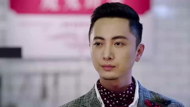 魏然迫于杨颖的威胁让她进入了前三,并提到了她所在的餐厅