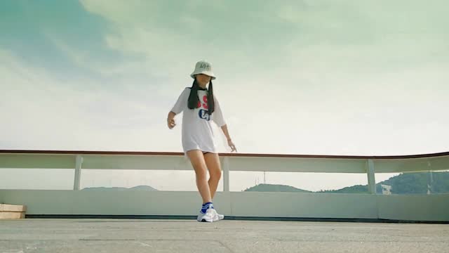 国内可爱鬼步舞女生薏米的日常鬼步舞《seve》舞步