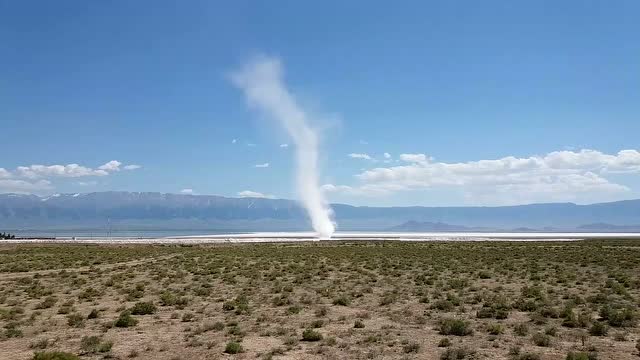 新疆巴里坤的白色龙卷风