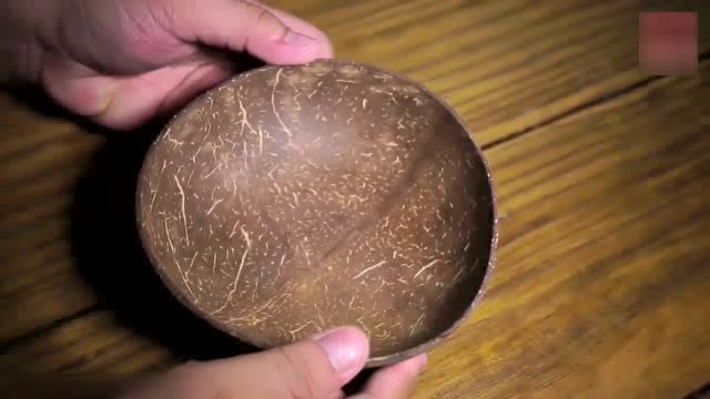 坚硬的椰子壳,小伙却把它做成这个,下次喝完千万别扔了!