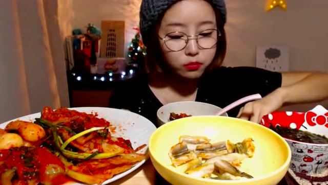 韩国大胃王欧尼吃辣白菜烤鳗鱼,这点量够吃吗