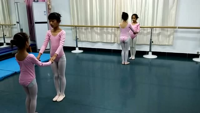 美丽的小女孩们北京舞蹈学院中国舞三级考试最终展示半蹲