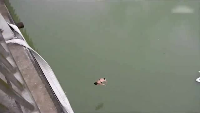 你这么跳下去不知道的还以为你想不开呢!
