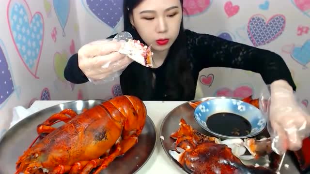 巨胃美女吃一只3斤重大龙虾,这肉好多好多,吃的好满足