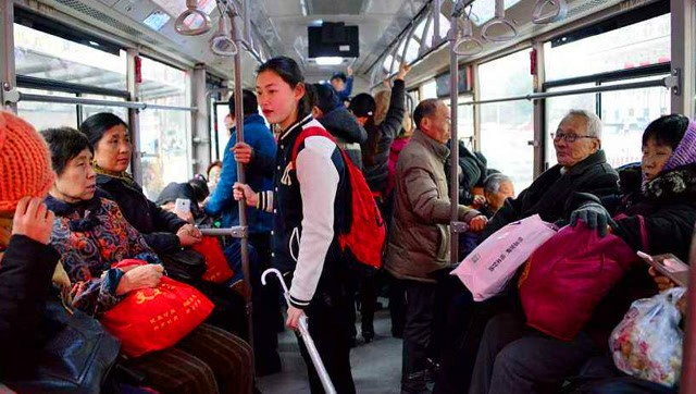 小客车乘客都必须系上安全带,为什么公交车不用?看完涨知识了