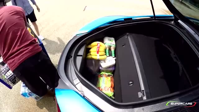 宝马i8的后备箱能装多少东西,看完才觉得200万没白花!