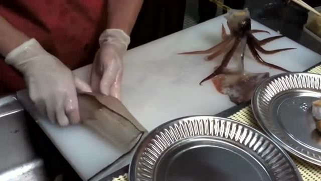 活吃鱿鱼就是这么刺激!