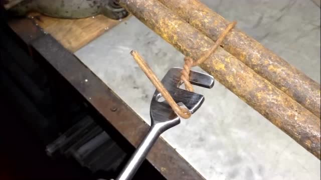 神器,不规则的铁片拧起铁丝竟这么方便,看完好想自己做一个!