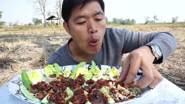 泰国大叔吃扇贝肉又厚又辣吃起来超满足