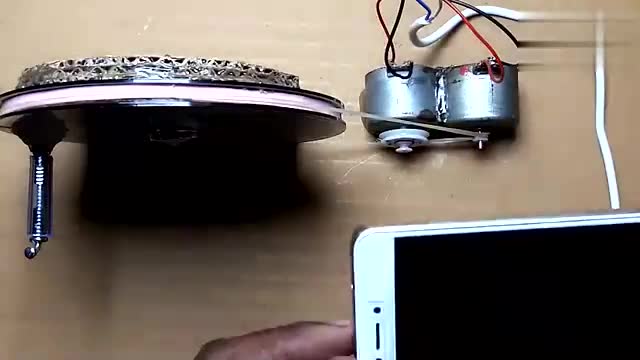 3分钟教你做一个手摇发电机,给手机充电!赶紧学起来