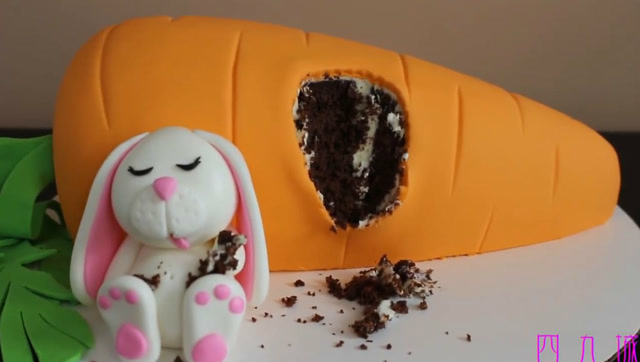 大肥兔子躺在萝卜边上睡着了,兔子天生爱睡觉啊,这蛋糕喜欢吧