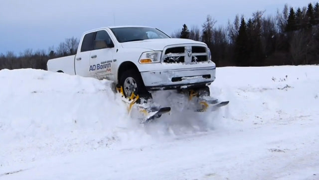 比汽车还贵的滑雪板装在车轮上,跑起来才知道大有用处,太厉害了!