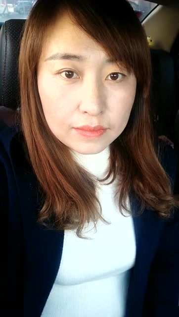 大姐车里自拍,表情有点太单一了吧