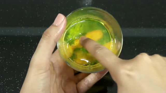 洗洁精和棕糖制按照一定比例制作史莱姆,颜值高还很好玩!