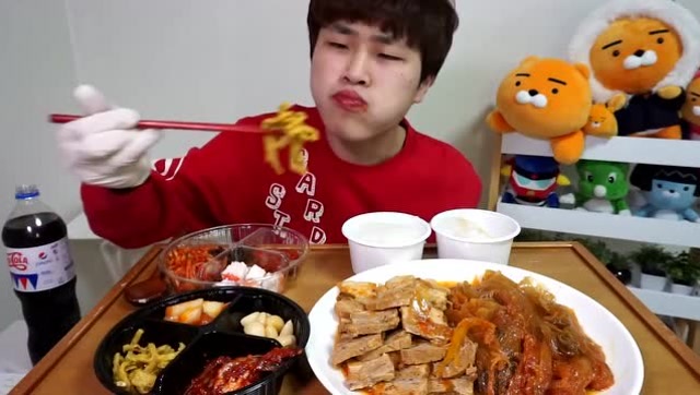 韩国大嘴小哥吃饭,炒了一盘猪肚肉,吃得好起劲