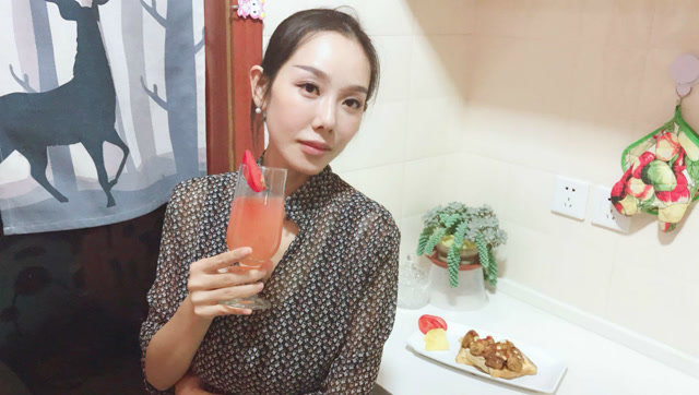 小厨娘美食记吃不掉的面包片和香蕉竟然做出了如此精美的早餐